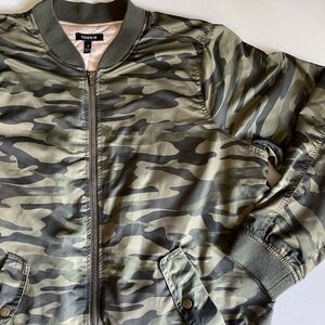 Torrid Green Camo Bomber Jacket Full Zip Lightweight Womens Plus Sz 2 (2X 18/20)